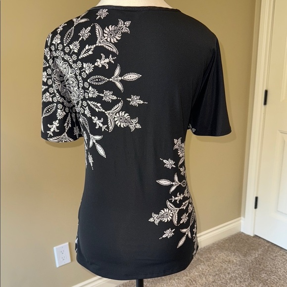 Reitmans Shirt Black and White Graphic Blouse Top Relaxed Fit Women's Size MP - Picture 4 of 10